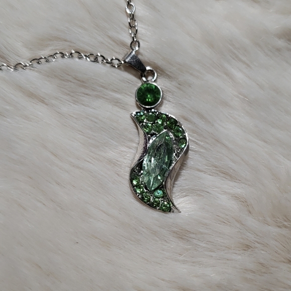 Earing, Necklace, Bracelet Set - Picture 2 of 6